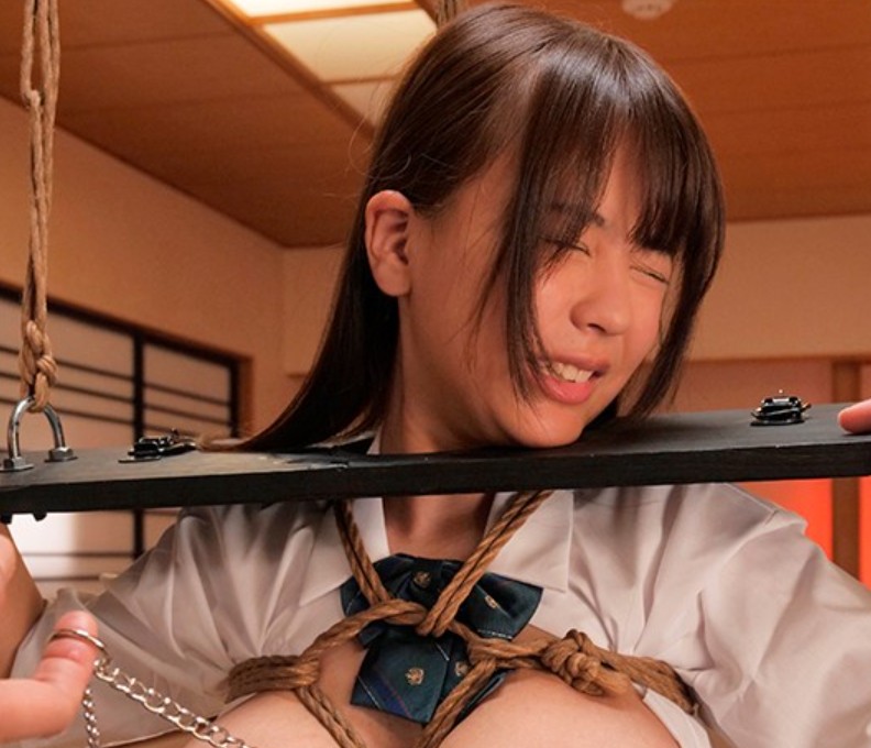 完全緊縛されて無理やり犯●れた爆乳制服少女 夕美しおん