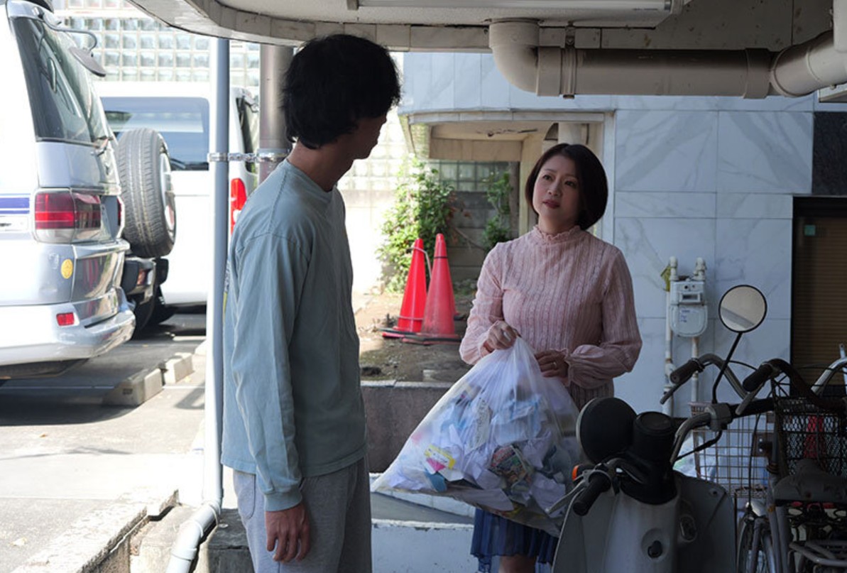 口辱いつも文句を言ってくる隣の口うるさい主婦を毎回チ〇ポで黙らせる口封じイラマレ〇プ 友田真希