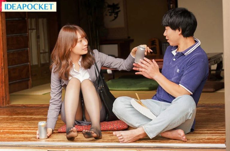 久しぶりに再会したお従姉ちゃんの美脚と無防備パンスト誘惑にボクは理性を抑えきれず真夏の暴走ピストン 古川ほのか