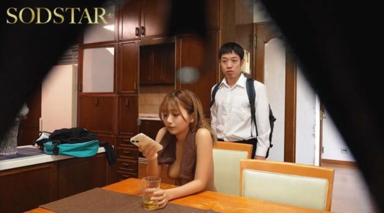 家では裸族なテニス部の姉を隠し撮りし続けて4 年 バレた勢いでH させてとお願いした日から親に内緒の関係が始まりました 星乃莉子