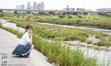 【咲月ひな】清楚系のカワイイ女の子が制服を開けて快楽の初脱ぎSEX＆スク水で手マン＆ブルマで足コキとフェラ＆絶頂3P！